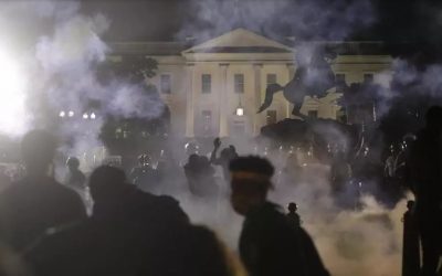 “Sin justicia, no hay paz”: estadounidenses llevan las protestas y el fuego a Washington