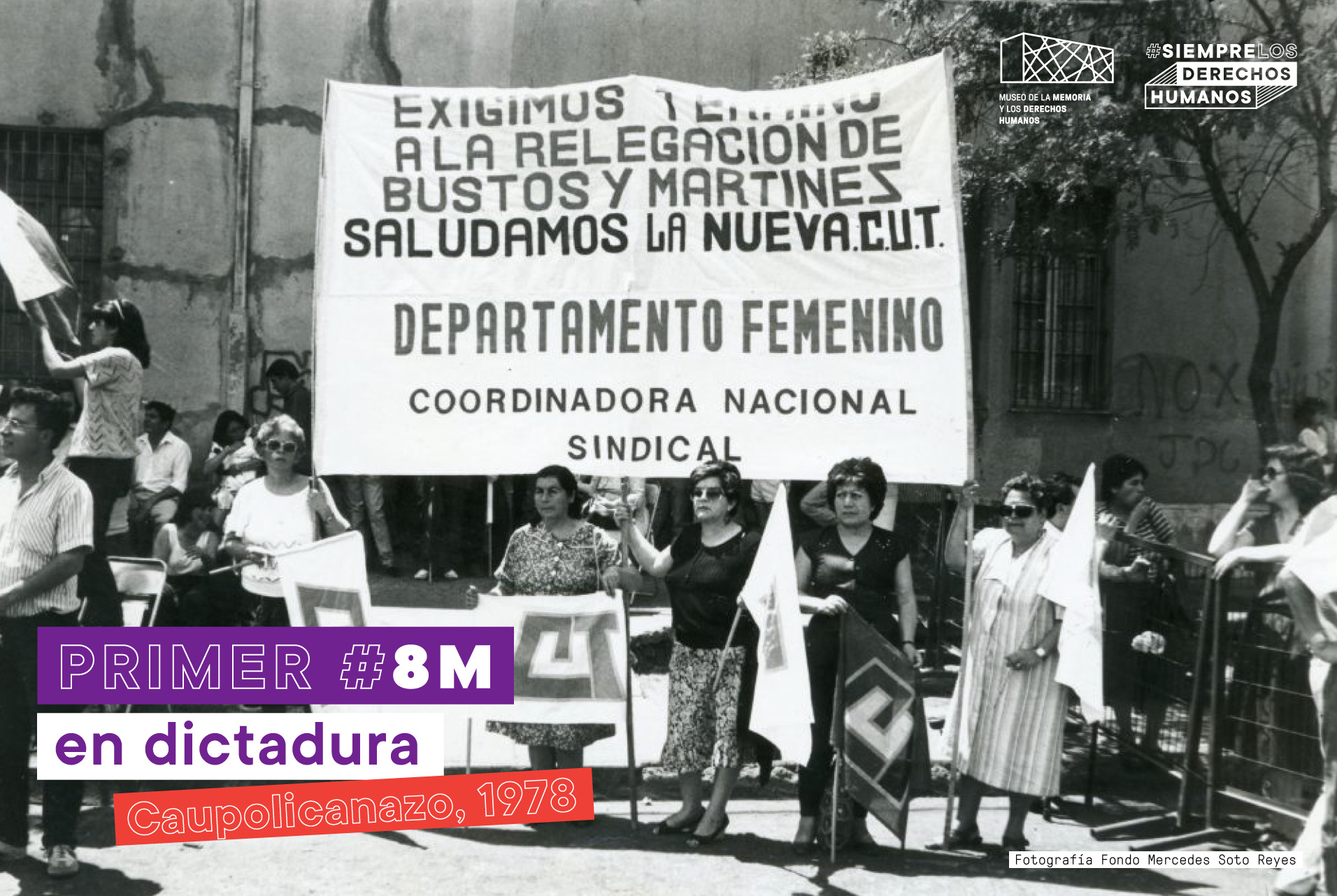 Imagen en la que se observa a integrantes del Departamento Femenino de la Coordinadora Nacional Sindical, quienes sostienen un lienzo con la leyenda "Exigimos término a la relegación de Bustos y Martinez. Saludamos a la nueva CUT".